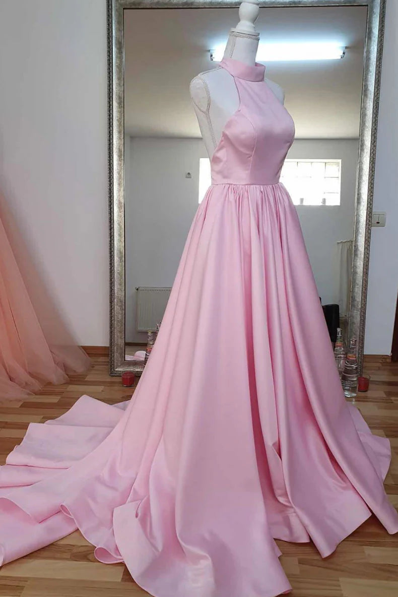 Vestido de noche largo de satén rosa con cuello alto y escote alto.